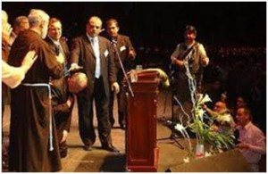 François recevant la bénédiction d'un pasteur évangélique