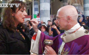 Bagnascodonnant la communion à un transexuel