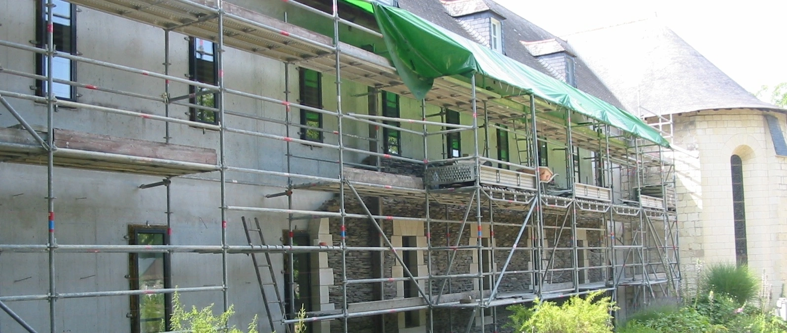 Travaux pour recouvrir de schistes le mur d'un couvent